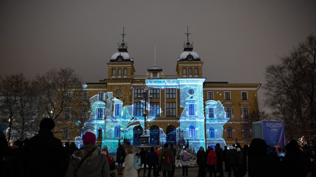 Oulun kaupungintalo, jonka julkisivussa valotaideteos